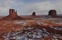 A visão clássica do Monument Valley, nessa época com neve, no Arizona, nos Estados Unidos